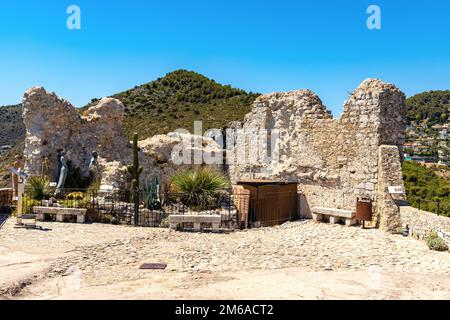 Eze, Francia - 1 agosto 2022: Rovine del castello medievale fortezza in giardino botanico esotico le Jardin de Exotique in cima alla città storica di Eze a Azure Foto Stock