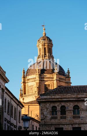 Paesaggio urbano della città vecchia di Salamanca con la chiesa di la Clerecia. Castilla Leon, Spagna Foto Stock