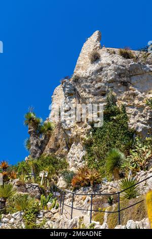 Eze, Francia - 1 agosto 2022: Rovine del castello medievale fortezza in giardino botanico esotico le Jardin de Exotique in cima alla città storica di Eze a Azure Foto Stock