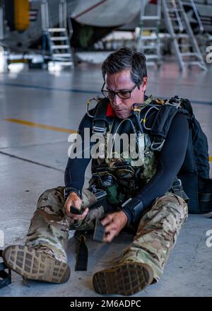 220421-N-SS350-1011 SAN DIEGO (21 aprile 2022) il Senior Chief Explosive Ordnance Disposal Technician Epifanio Silva, di Fresno, California, si assicura il paracadute alla Naval Air Station North Island, San Diego, prima di condurre un salto di formazione eseguito da Explosive Ordnance Disposal Training and Evaluation Unit (EODTEU) 1, 21 aprile 2022. EODTEU-1 sviluppa e fornisce una formazione realistica all'EOD della Marina e alle forze mobili di immersione e salvataggio per prepararle a sostenere la flotta e la forza comune nel raggiungimento degli obiettivi nazionali. Foto Stock