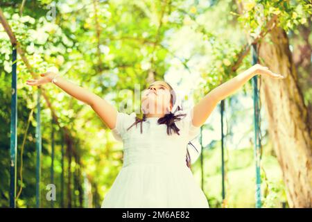 Ritratto di una bambina nel suo primo giorno di comunione Foto Stock