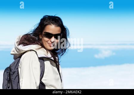 Donna giovane cute in High Mountain Range Foto Stock