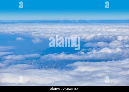 Tetto di nuvole sulla Costa di Tenerife Foto Stock