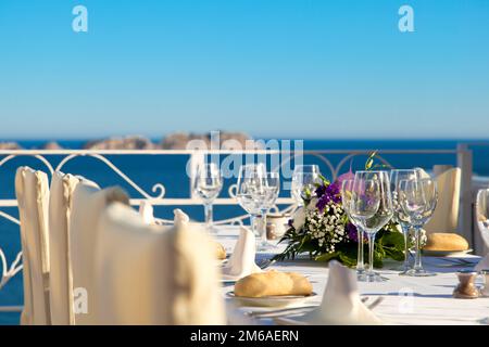 Elegante tavolo da matrimonio con vista mare Foto Stock