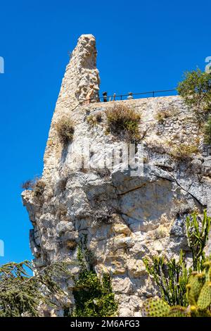 Eze, Francia - 1 agosto 2022: Rovine del castello medievale fortezza in giardino botanico esotico le Jardin de Exotique in cima alla città storica di Eze a Azure Foto Stock