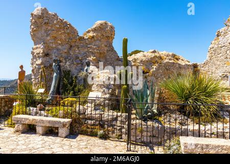 Eze, Francia - 1 agosto 2022: Rovine del castello medievale fortezza in giardino botanico esotico le Jardin de Exotique in cima alla città storica di Eze a Azure Foto Stock