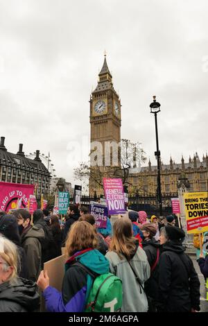 Assemblea popolare Marzo Londra 2022 Novembre, Embankment to Trafalgar Square: Anti-deportazione, Tories out, non adatto a governare. Foto Stock