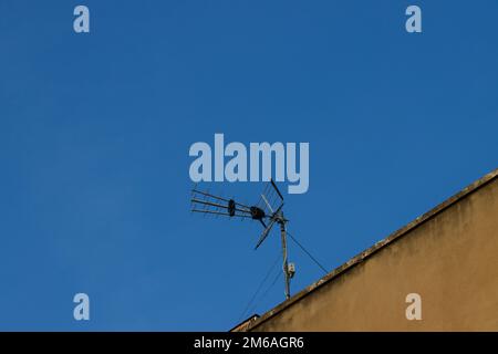 Immagine con spazio copia di un'antenna yagi sul tetto di un edificio residenziale Foto Stock