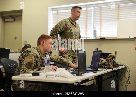 STATI UNITI Personale dell'aeronautica Sgt. Austin Cram e personale Sgt. Nicholas Custead con 175th Cyberspace Operations Squadron, 175th Wing, Maryland Air National Guard, con sede a Middle River, Maryland, preparano le loro stazioni di lavoro a Southern Strike 2022 presso il Gulfport Combat Readiness Training Center Gulfport, Mississippi, 27 aprile 2022. Southern Strike 2022 è un ottimo test della capacità dei team congiunti di condurre importanti campagne, interventi di risposta alle crisi e operazioni di cooperazione in materia di sicurezza. Foto Stock