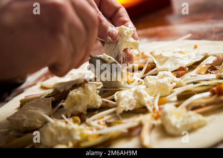 Preparare la pizza napoletana con guanciale, pecorino e radicchio. Ricetta italiana classica. Foto Stock