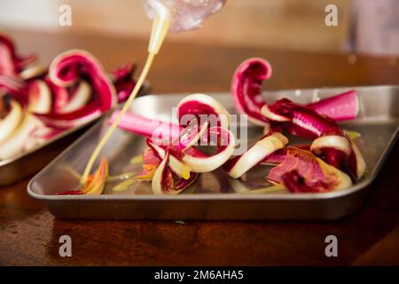 Preparare la pizza napoletana con guanciale, pecorino e radicchio. Ricetta italiana classica. Foto Stock