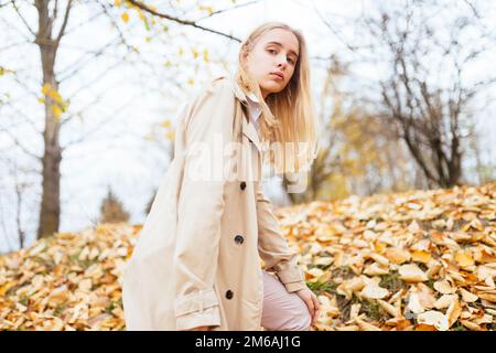 giovane donna in autunno girare intorno guardare la fotocamera Foto Stock