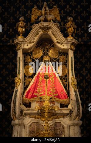 Mantella rossa su nostra Signora di le Puy, Madonna Vergine Nera Foto Stock