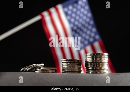 Pile di monete USA, tra cui quarti, dime, nickel e penny. Pile di monete USA su sfondo nero Foto Stock