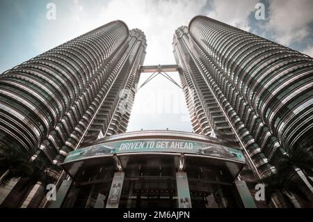 KUALA LUMPUR - APRILE 10: Vista generale delle Torri Gemelle Petronas Foto Stock