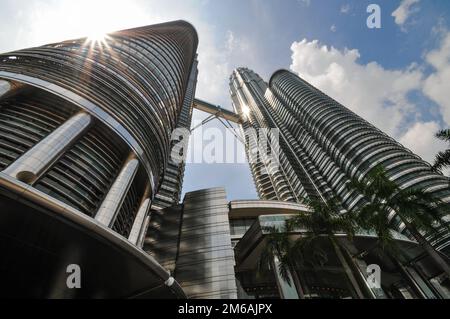 KUALA LUMPUR - APRILE 10: Vista generale delle Torri Gemelle Petronas Foto Stock