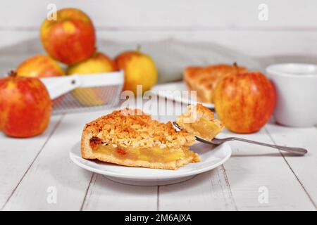 Fetta di tradizionale torta di mele europea con crumbles di farcitura chiamato 'Streusell' Foto Stock