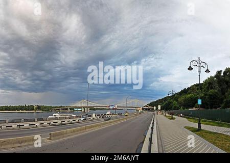 Kiev, Ucraina. Luglio 19. 2014. Panorama del terrapieno, dell'autostrada e del ponte pedonale di Dnieper. Tempo nuvoloso con cieli spettacolari. Foto Stock