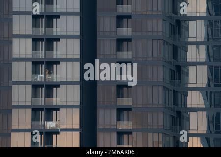 Moderna facciata in vetro di alti edifici di appartamenti in citta' Foto Stock