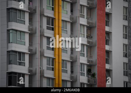 Vecchia facciata in cemento di alti edifici di appartamenti in città Foto Stock