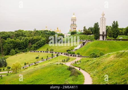 Paesaggio estivo urbano di Kyiv. Vista della collina con il memoriale per l'Holodomor e il campanile della Lavra Pechersk Foto Stock