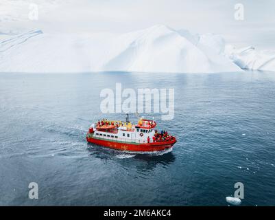 barca vicino a grandi iceberg dal punto di vista aereo Foto Stock