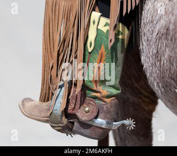 Stivale da cowboy verde con sperone in staffa. Foto Stock