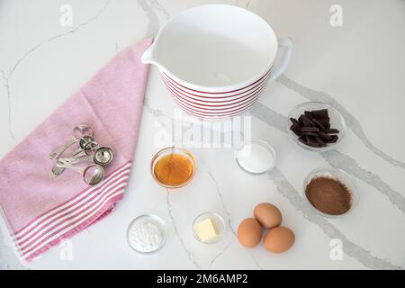 Cottura degli ingredienti sul piano di appoggio bianco Foto Stock