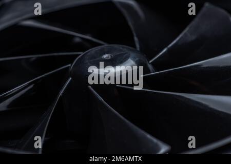primo piano della ventola del computer su sfondo nero. Foto Stock