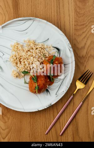 riso bollito con polpette in salsa di pomodoro Foto Stock