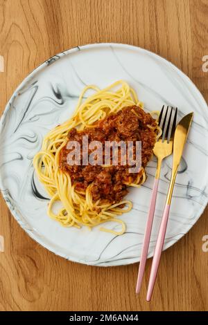 pasta italiana bolognese su un piatto di marmo Foto Stock