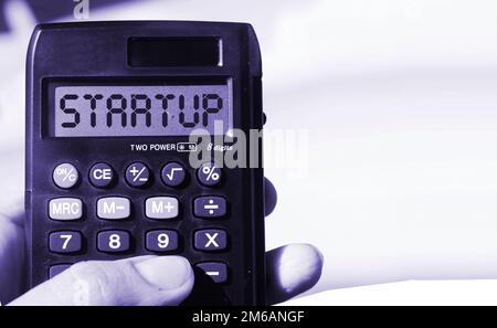 Avvio di Word sul display della calcolatrice, paesaggio della spiaggia. Nuovo concetto di business. Foto Stock