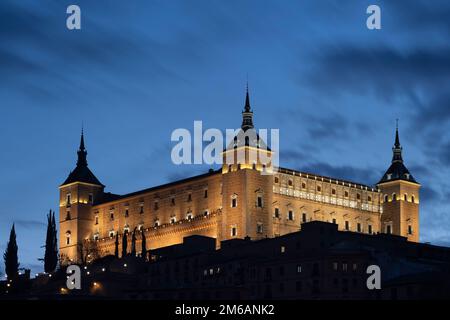 Alcazar de Toledo sorge al crepuscolo serale, Toledo, Spagna Foto Stock
