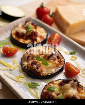 Minipisana di melanzane con sobrasada e formaggio fuso Foto Stock