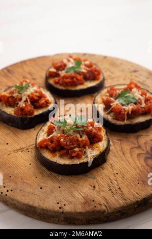 Minipisana di melanzane con sobrasada e formaggio fuso Foto Stock