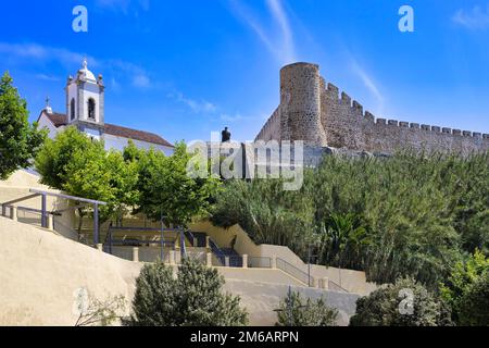 Fortezza di Sines e Chiesa di San Salvador, statua Vasco da Gama in cima, Alentejo, Portogallo Foto Stock