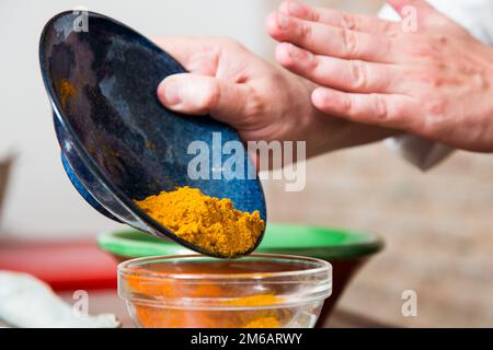 Pizza con carne e curry. Pizza napoletana a base di manzo al curry speziato. Ricetta italiana. Foto Stock