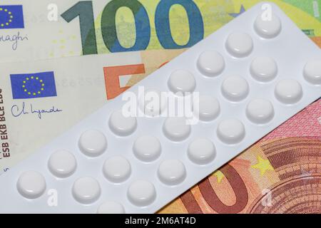 Compresse, confezioni blister, medicinali, banconote, immagine del simbolo, spese mediche, costi Foto Stock