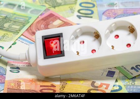 Presa multipla commutabile, banconote in euro, immagine simbolica costi energetici, costi elettrici, risparmio energetico Foto Stock