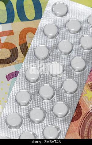 Compresse, confezioni blister, medicinali, banconote, immagine del simbolo, spese mediche, costi Foto Stock