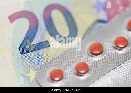 Compresse, confezioni blister, medicinali, banconote, immagine del simbolo, spese mediche, costi Foto Stock