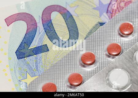 Compresse, confezioni blister, medicinali, banconote, immagine del simbolo, spese mediche, costi Foto Stock
