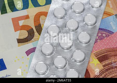 Compresse, confezioni blister, medicinali, banconote, immagine del simbolo, spese mediche, costi Foto Stock