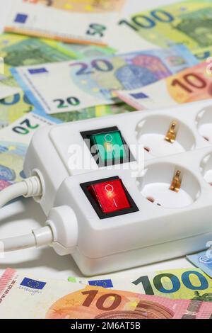 Ciabatte commutabili, banconote in euro, costi energetici dell'immagine simbolica, costi elettrici, risparmio energetico Foto Stock