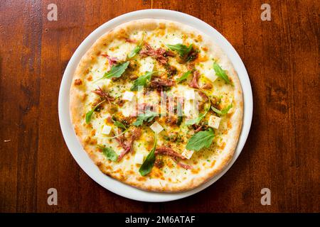 Pizza con rucola e formaggio. Pizza napoletana a base di mozzarella. Ricetta italiana. Foto Stock