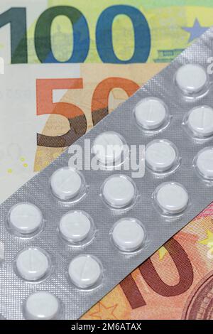 Compresse, confezioni blister, medicinali, banconote, immagine del simbolo, spese mediche, costi Foto Stock