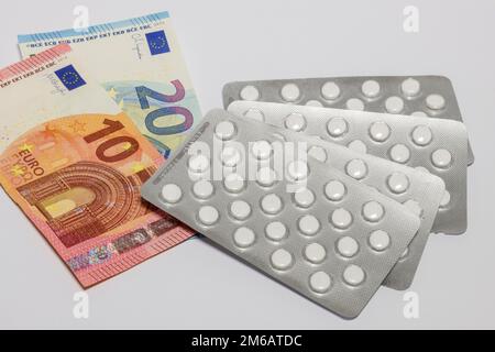 Compresse, confezioni blister, medicinali, banconote, immagine del simbolo, spese mediche, costi Foto Stock