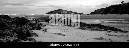 Bianco e nero di rocce a Bantham Beach, Devon UK Foto Stock