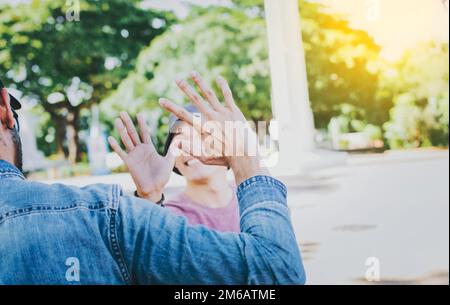 Primo piano di gente sorridente che scuote le mani in un parco. Concetto di due amici che si salutano con una stretta di mano sulla strada, Vista posteriore di due Foto Stock