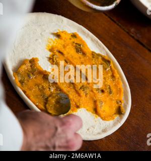 Pizza con rucola, zucca, funghi e mozzarella. Foto Stock